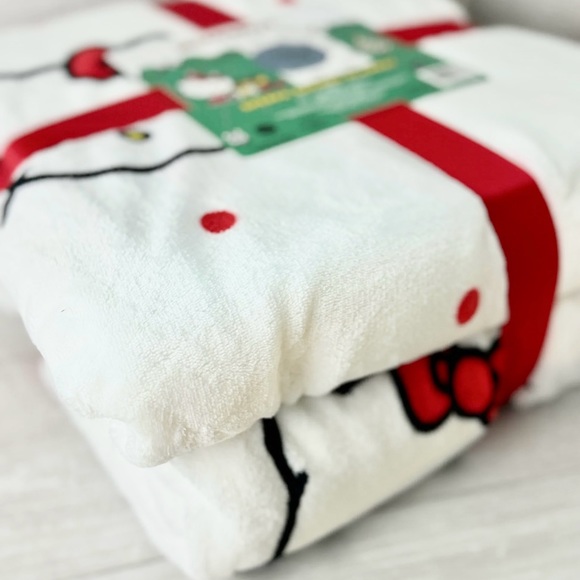 Hello Kitty Christmas Blanket - Picture 3 of 5